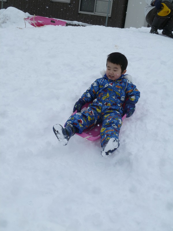 雪の上にいる子供

中程度の精度で自動的に生成された説明