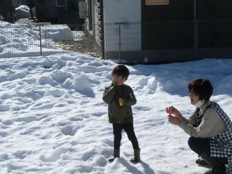 雪の上を歩いている子供

低い精度で自動的に生成された説明