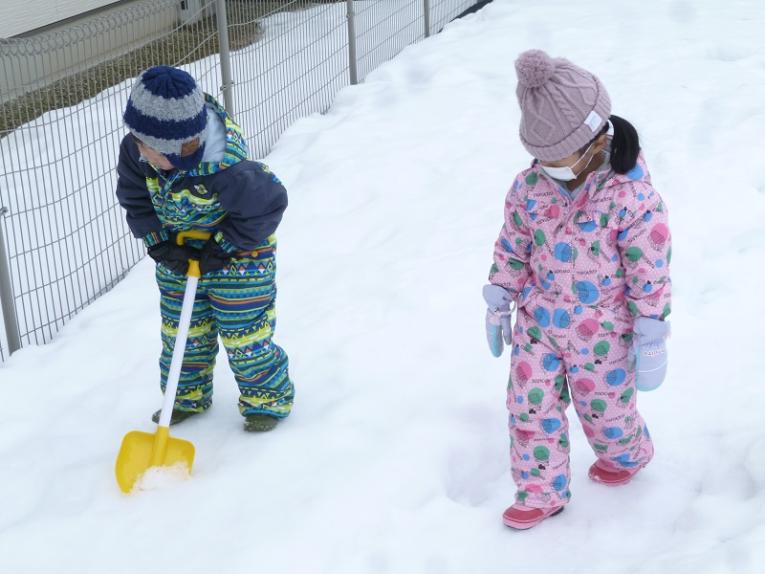 雪の上を歩いている子供

中程度の精度で自動的に生成された説明