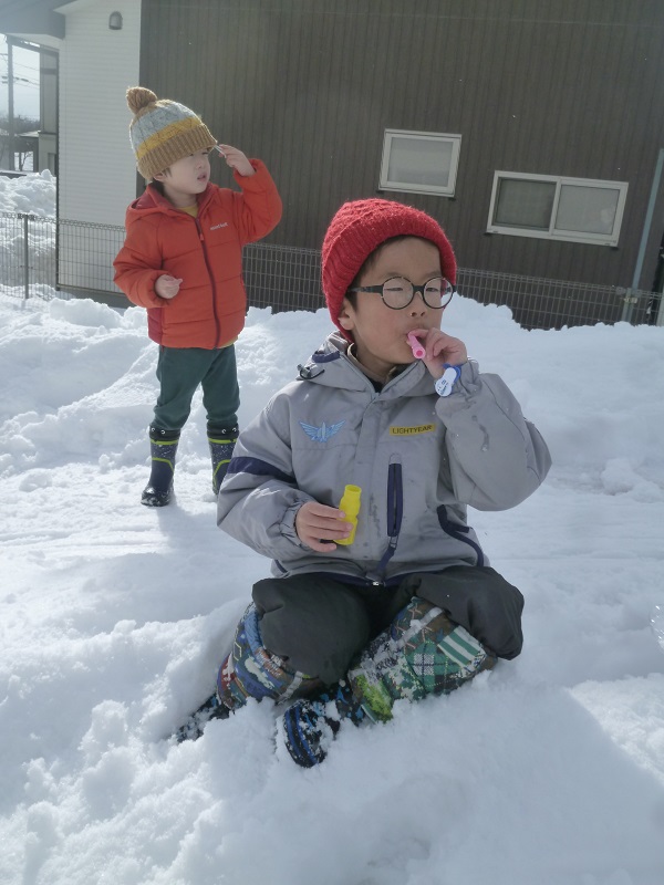 雪の上に座っている子供たち

中程度の精度で自動的に生成された説明