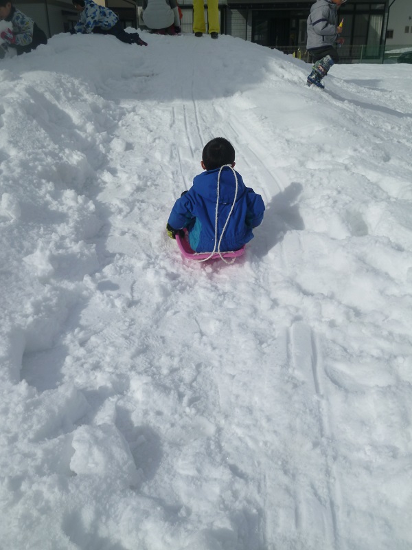 雪の上にいる子供

中程度の精度で自動的に生成された説明
