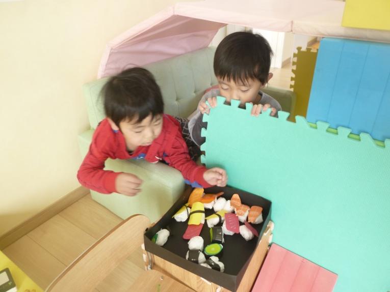 おもちゃで遊んでいる子供たち

低い精度で自動的に生成された説明