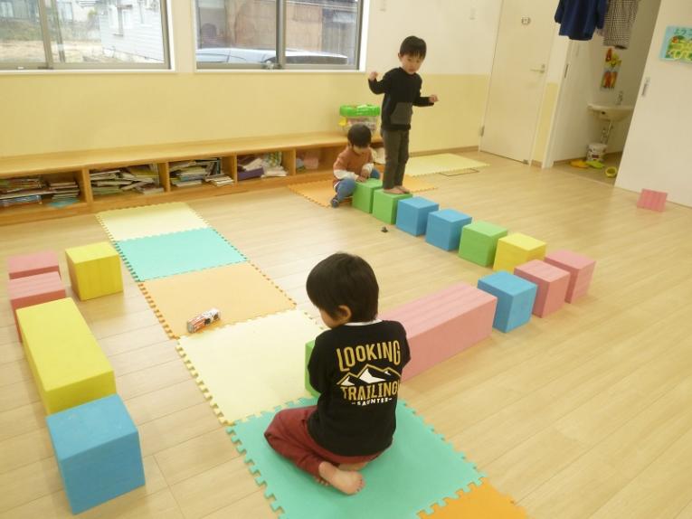 床に座っている子供たち

中程度の精度で自動的に生成された説明