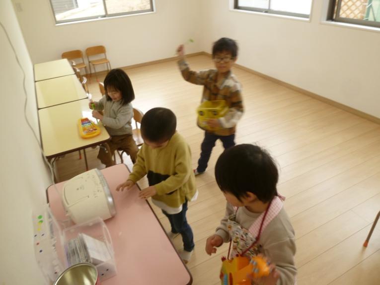 キッチンで作業をしている子供たち

低い精度で自動的に生成された説明