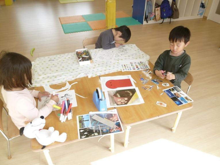 テーブルの上に座っている子供たち

中程度の精度で自動的に生成された説明